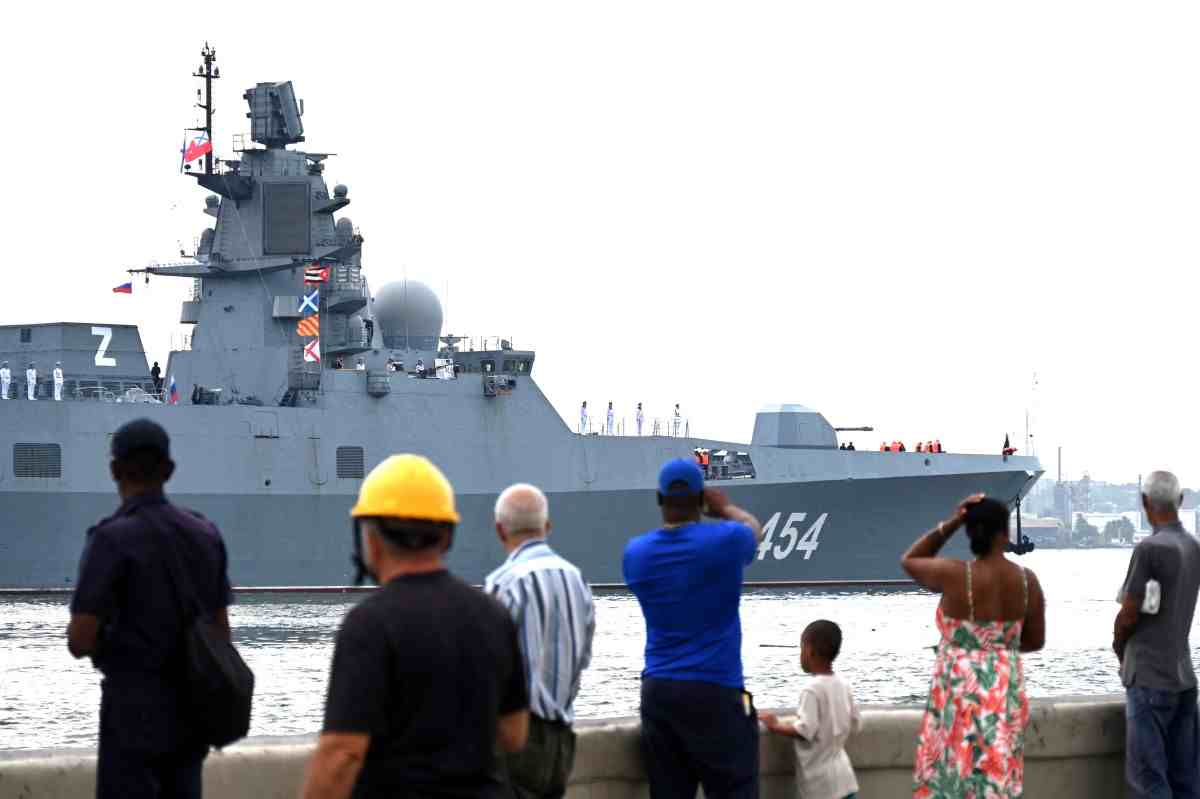 Người dân xem tàu Đô đốc Gorshkov của Hải quân Nga cập cảng Havana, Cuba, ngày 12.6.2024. Ảnh: AFP