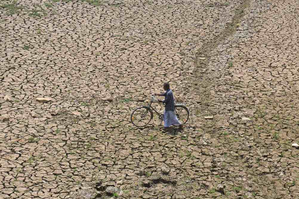 Lòng hồ khô cạn ở làng Boklung gần thị trấn Kathiatoli, bang Assam, đông bắc Ấn Độ, ngày 3.5.2024. Ảnh: Xinhua