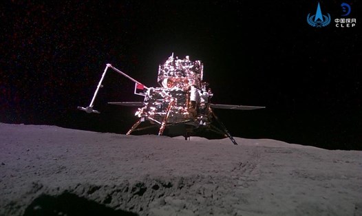 Rover mini chụp tổ hợp tàu thăm dò Hằng Nga 6 của Trung Quốc trên vùng tối Mặt trăng. Ảnh: Xinhua