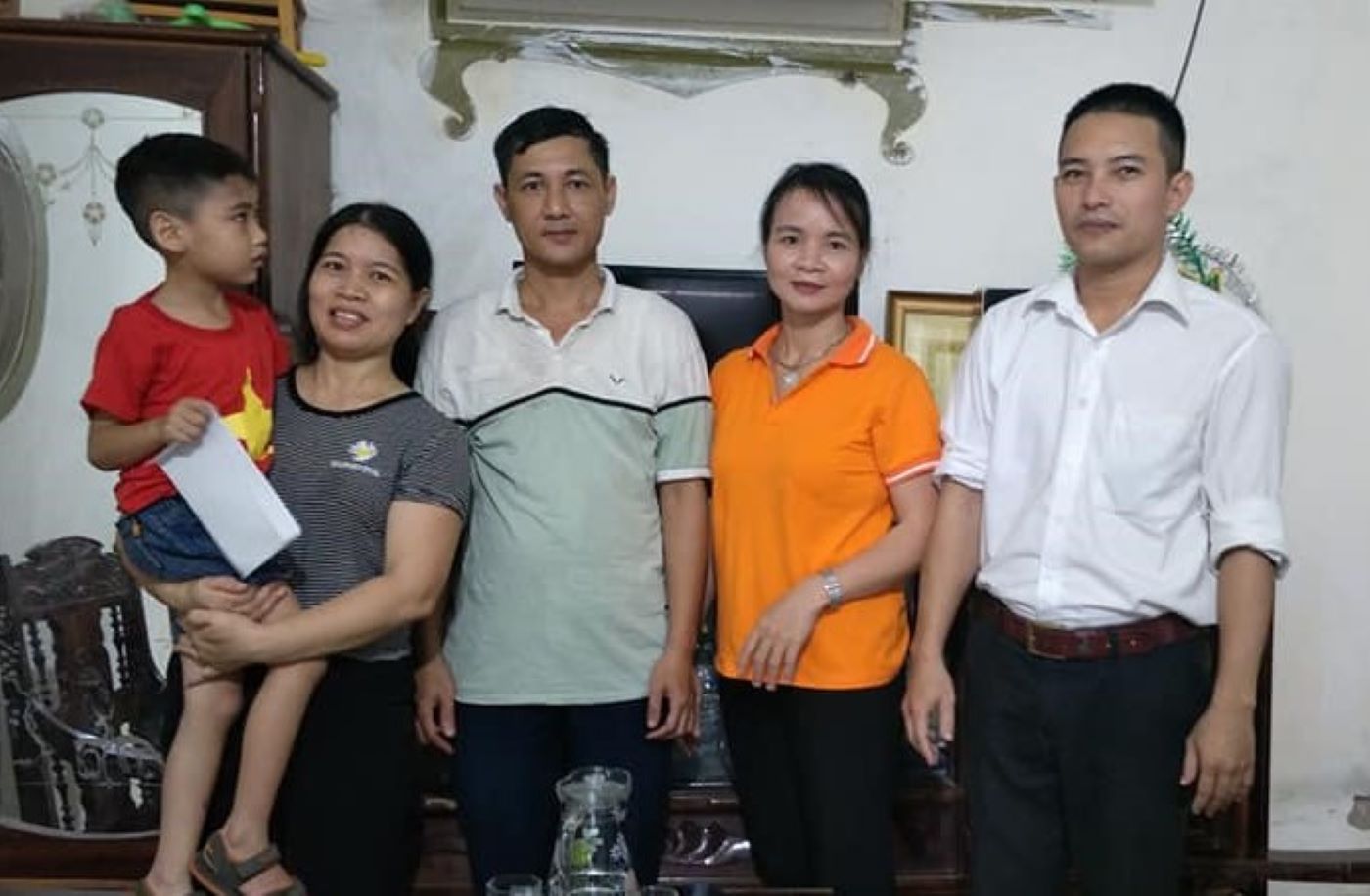 Công đoàn Ngành Giáo dục Hà Tĩnh thăm đoàn viên Nguyễn Thị Tâm - giáo viên Trường THPT Nguyễn Du. Ảnh: N.D