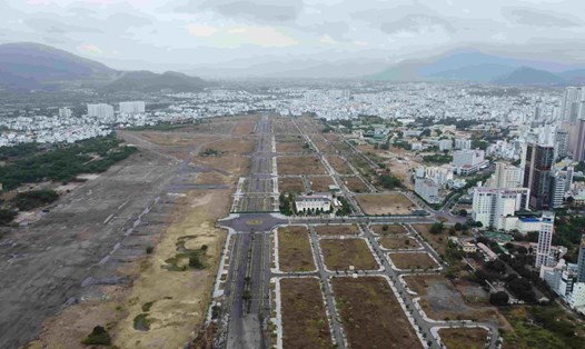Quân chủng Phòng không - Không quân đề nghị khách hàng đã ký hợp đồng với Tập đoàn Phúc Sơn để mua đất dự án tại Sân bay Nha Trang cũ thì liên hệ để làm việc. Ảnh: Hữu Long
