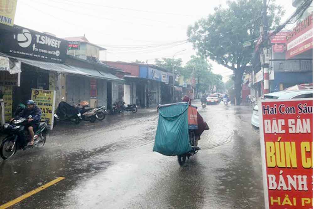 Ngập úng kéo dài tại đường 70. Ảnh: Minh Hạnh