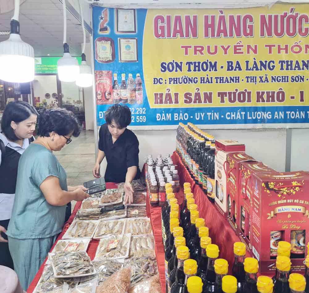 Nước mắm là mặt hàng được các bà nội trợ quan tâm. Ảnh: Vũ Long