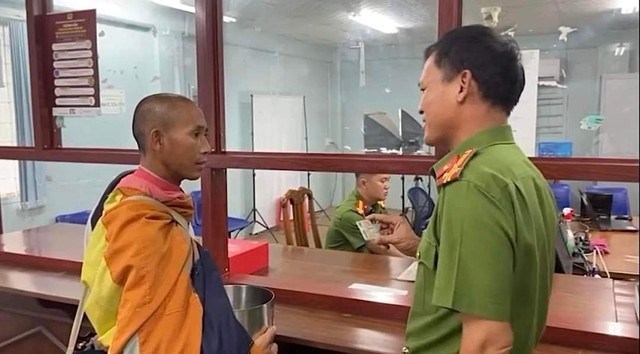 Ông Thích Minh Tuệ đến nhận căn cước công dân. Ảnh: Công an Gia Lai