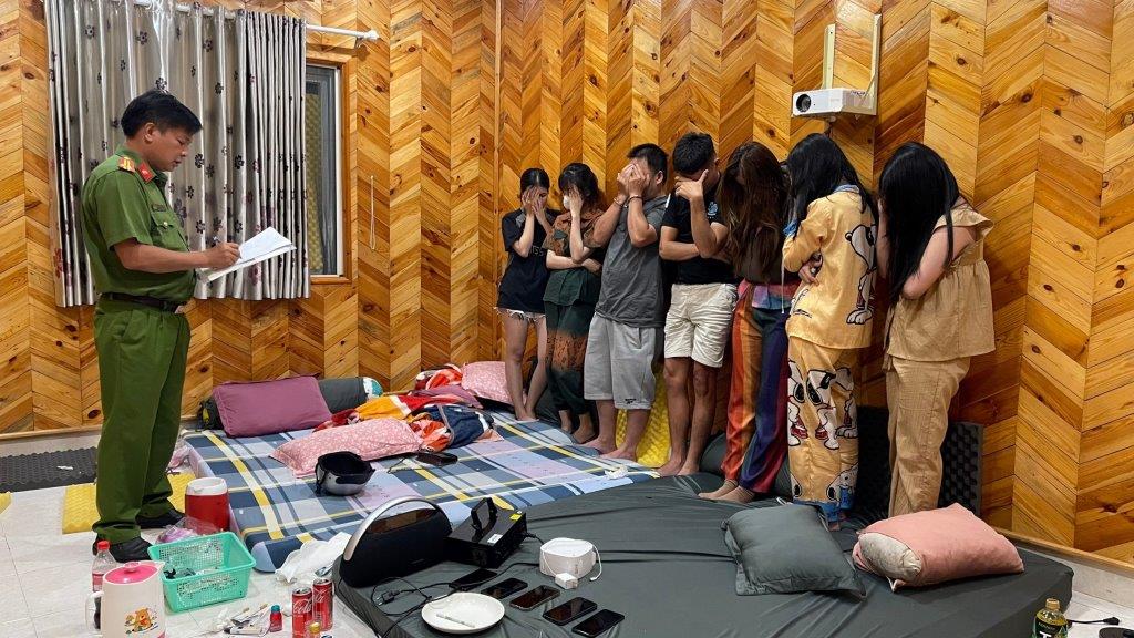 Công an TP Rạch Giá bắt xử lý các đối tượng sử dụng ma túy trái phép. Ảnh: Tiến Dũng