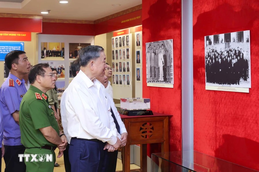 Chủ tịch nước Tô Lâm cùng các đại biểu tham quan phòng truyền thống của Viện Kiểm sát Nhân dân tối cao. Ảnh: Nhan Sáng/TTXVN
