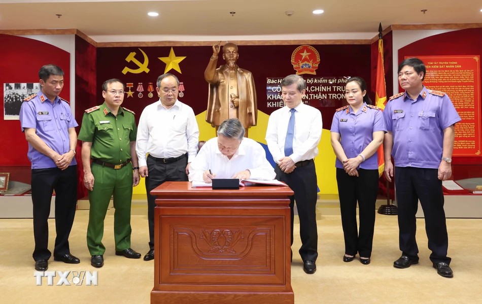 Chủ tịch nước Tô Lâm ghi lưu bút tại phòng truyền thống của Viện Kiểm sát Nhân dân tối cao. Ảnh: Nhan Sáng/TTXVN