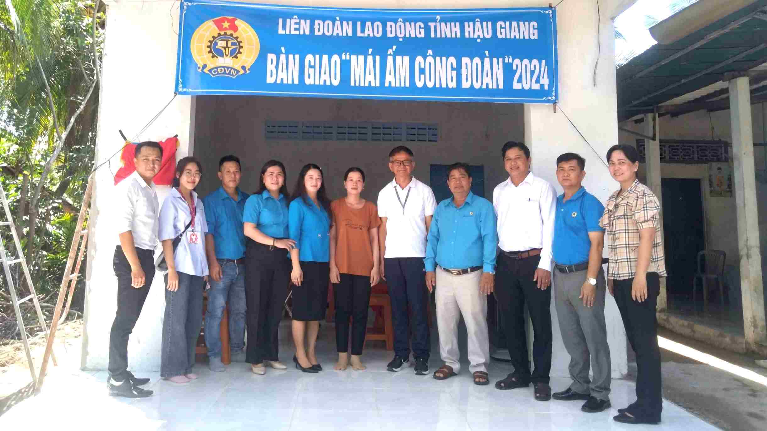 Lễ bàn giao Mái ấm Công đoàn cho đoàn viên Phạm Thị Dễ. Ảnh: LĐLĐ tỉnh Hậu Giang