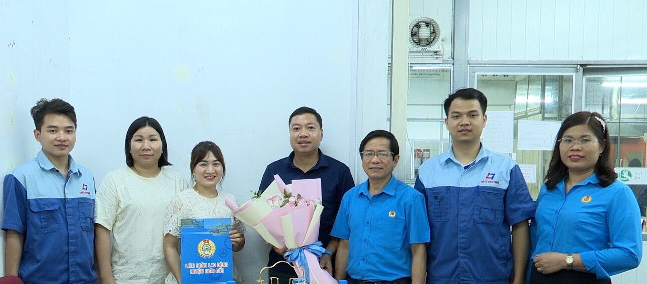 Lãnh đạo Liên đoàn Lao động huyện Hoài Đức trao Quyết định thành lập cho Công đoàn cơ sở Công ty Cổ phần Long Thành GMT Việt Nam. Ảnh: CĐH