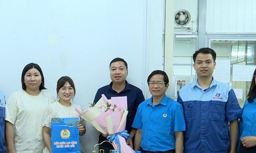 Lãnh đạo Liên đoàn Lao động huyện Hoài Đức trao Quyết định thành lập cho Công đoàn cơ sở Công ty Cổ phần Long Thành GMT Việt Nam. Ảnh: CĐH