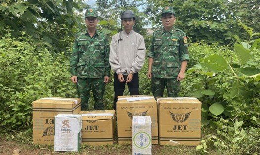 Đối tượng Nguyễn Quốc Hùng (giữa ảnh) bị lực lượng biên phòng bắt giữ. Ảnh: Mạnh Hùng.