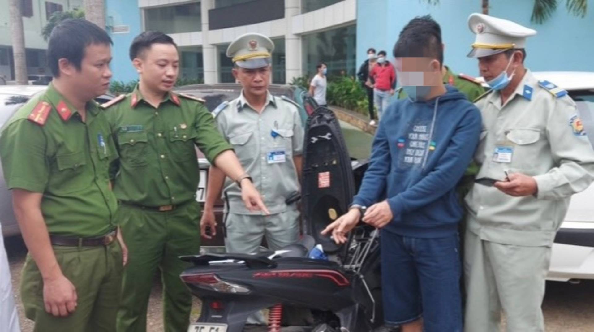 Lực lượng Công an tỉnh Thừa Thiên Huế phối hợp lực lượng bảo vệ Bệnh viện Trung ương Huế bắt đối tượng trộm cắp tài sản. Ảnh: Phúc Minh Huỳnh.