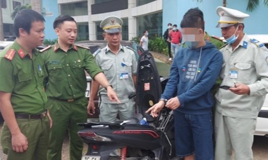 Lực lượng Công an tỉnh Thừa Thiên Huế phối hợp lực lượng bảo vệ Bệnh viện Trung ương Huế bắt đối tượng trộm cắp tài sản. Ảnh: Phúc Minh Huỳnh.