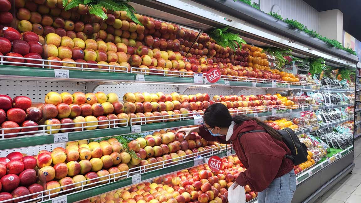 Người tiêu dùng tranh thủ săn sale khi mua trái cây trong siêu thị để được giá tốt. Ảnh: Mỹ Ly