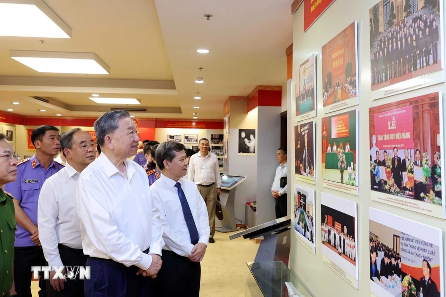 Chủ tịch nước Tô Lâm thăm phòng truyền thống Viện Kiểm sát nhân dân tối cao. Ảnh: Nhan Sáng/TTXVN