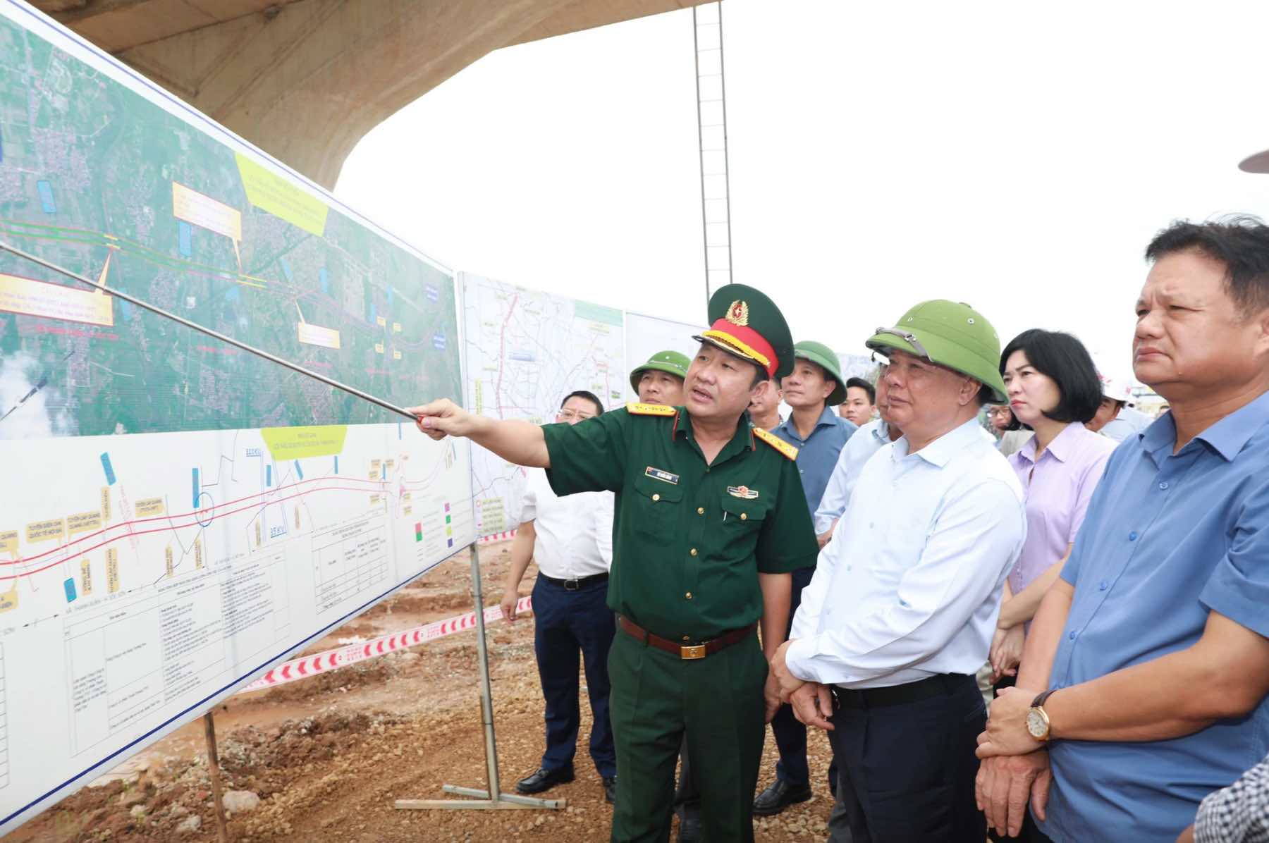 Bí thư Thành ủy Hà Nội Đinh Tiến Dũng kiểm tra tiến độ dự án đường Vành đai 4 tại huyện Mê Linh. Ảnh: VGP