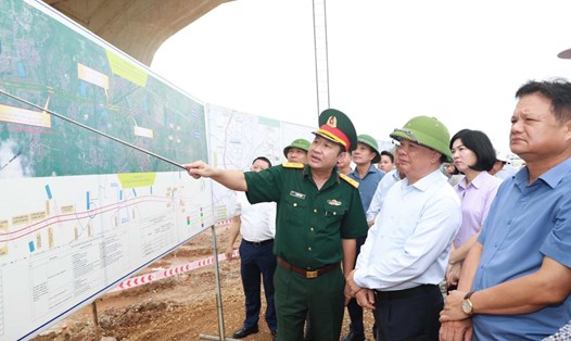 Bí thư Thành ủy Hà Nội Đinh Tiến Dũng kiểm tra tiến độ dự án đường Vành đai 4 tại huyện Mê Linh. Ảnh: VGP