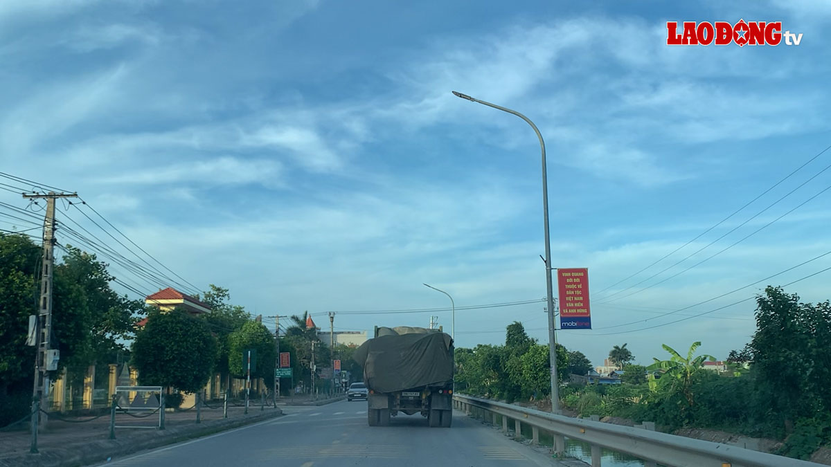 Những chiếc xe hổ vồ lưu thông trên đường đen 487 thuộc địa phận huyện Nam Trực và huyện Trực Ninh (tỉnh Nam Định) đã che chắn thùng xe và hạn chế di chuyển sau phản ánh của Báo Lao Động. Ảnh: Lương Hà