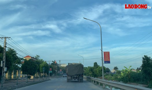 Những chiếc xe hổ vồ lưu thông trên đường đen 487 thuộc địa phận huyện Nam Trực và huyện Trực Ninh (tỉnh Nam Định) đã che chắn thùng xe và hạn chế di chuyển sau phản ánh của Báo Lao Động. Ảnh: Lương Hà
