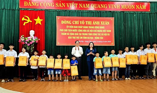 Phó Chủ tịch nước Võ Thị Ánh Xuân trao quà cho các em tại Trung tâm Công tác xã hội và Bảo trợ trẻ em tỉnh Bà Rịa - Vũng Tàu. Ảnh: Thành An