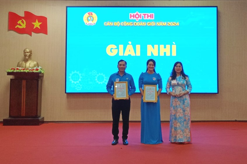 Chủ tịch LĐLĐ huyện Lê Kim Thoa trao giải cho các cá nhân. Ảnh: LĐLĐ huyện Vĩnh Thuận