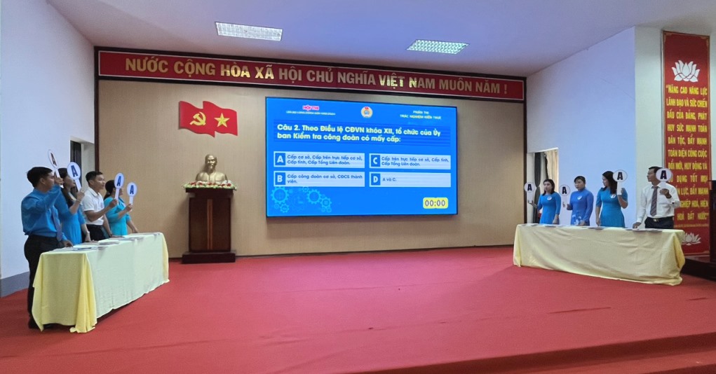 Các đội thi tranh tài sôi nổi qua 3 phần thi. Ảnh: LĐLĐ huyện Vĩnh Thuận