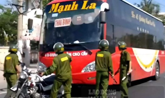 Xe khách Mạnh La mang biển số tứ quý 9 của ông chủ La "điên" gây náo loạn giao thông ở Đà Nẵng năm 2011. Ảnh cắt từ clip