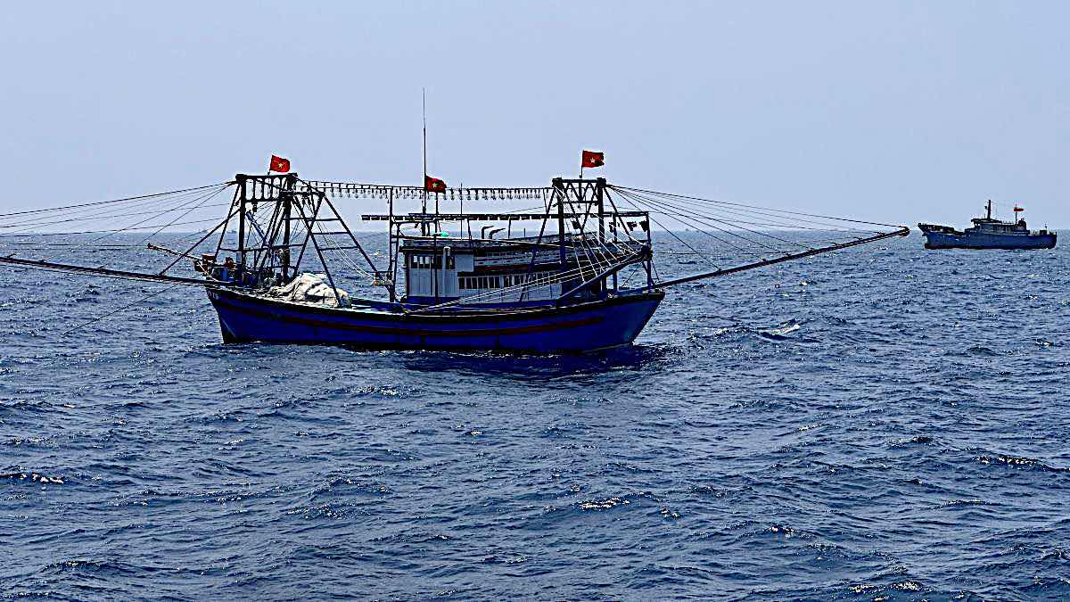 Tàu cá đánh bắt ngoài khơi trên vùng biển Bình Thuận. Ảnh: Duy Tuấn