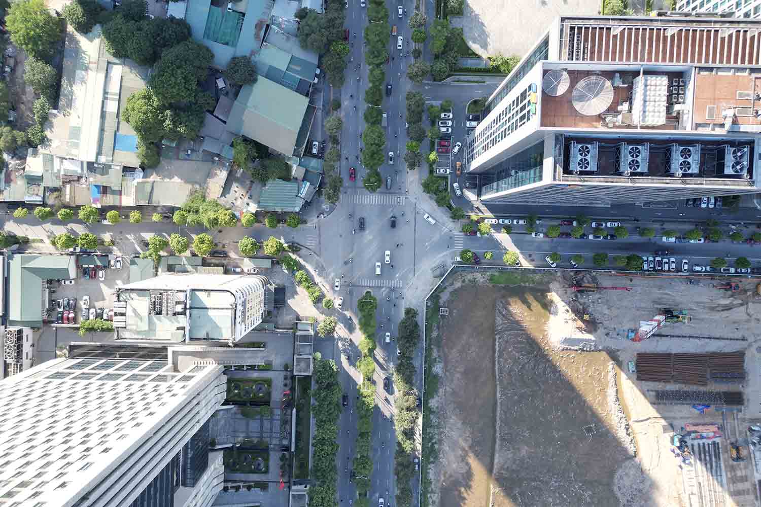 Trong ảnh là nút giao ngõ 9 Phạm Văn Bạch, địa điểm thứ 2 được chọn thí điểm lắp đặt hệ thống giao thông thông minh. 