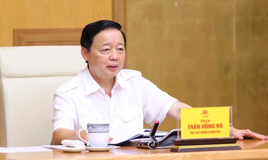 Phó Thủ tướng Chính phủ Trần Hồng Hà chủ trì cuộc họp cho ý kiến hoàn thiện dự thảo Nghị định quy định chi tiết một số điều của Luật Nhà ở. Ảnh: Thu Cúc