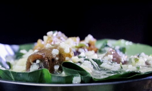 Độc lạ món môn nấu da trâu khô. Ảnh: Minh Nguyễn