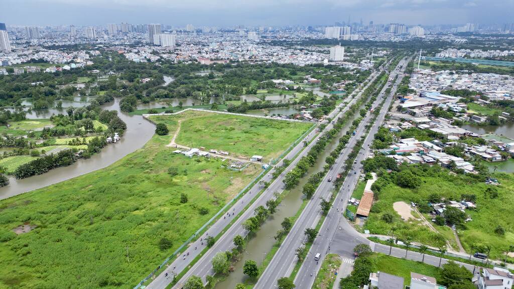 Điểm cuối dự án cầu đường Bình Tiên sẽ nối ra đại lộ Nguyễn Văn Linh. Ảnh: Hữu Chánh