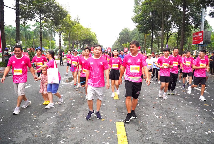 Ông Phan Văn Thắng (thứ nhất hàng đầu, từ trái sang) tại Giải Marathon Đất Sen hồng 2023. Ảnh: Báo Đồng Tháp