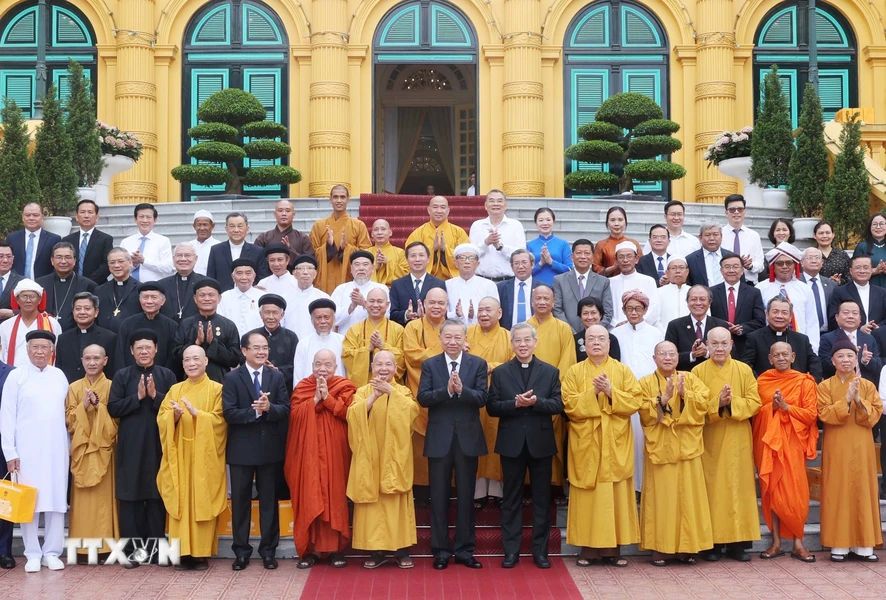 Chủ tịch nước chụp ảnh lưu niệm với các đại biểu lãnh đạo, chức sắc các tổ chức tôn giáo tham gia buổi gặp mặt. Ảnh: TTXVN