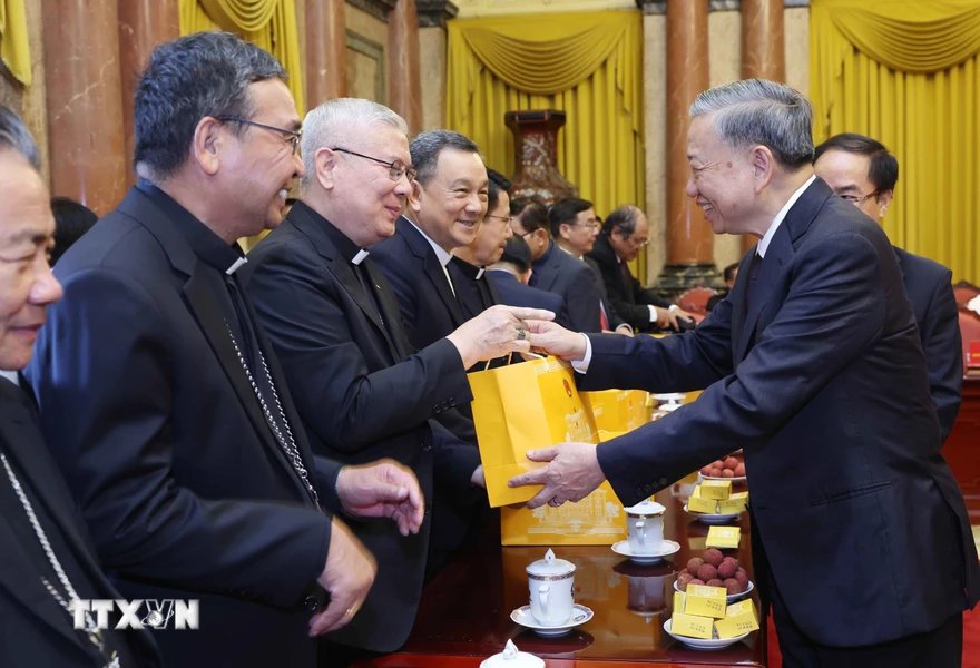 Chủ tịch nước Tô Lâm tặng quà các đại biểu. Ảnh: TTXVN