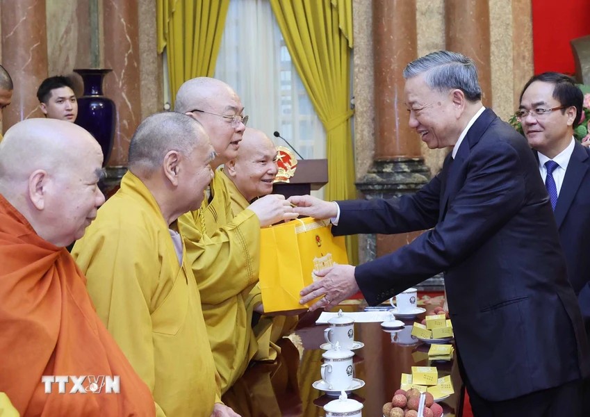 Chủ tịch nước Tô Lâm tặng quà cho các đại biểu. Ảnh: TTXVN