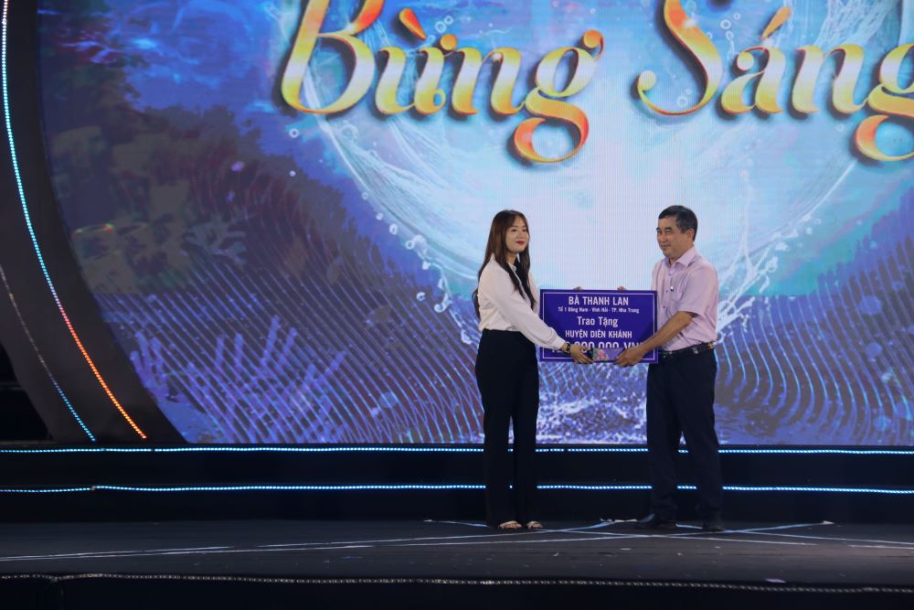 Cùng với các hoạt động lễ hội, giao thoa thương mại, Liên hoan Du lịch Biển Nha Trang năm 2024 các đơn vị hỗ trợ gần 1 tỉ đồng  giúp đỡ các hoàn cảnh khó khăn tại Khánh Hòa. Ảnh: P.Linh