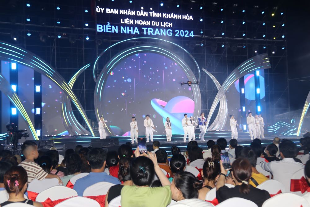 Khán giả tham gia đêm khai mạc Liên hoan du lịch Biển Nha Trang mãn nhãn với màn biểu diễn của các nghệ sĩ. Ảnh: P.Linh