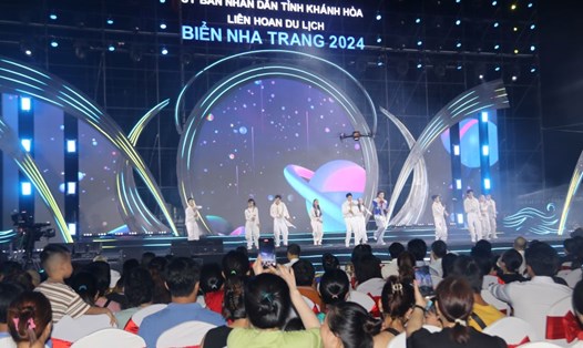 Khán giả tham gia đêm khai mạc Liên hoan du lịch Biển Nha Trang mãn nhãn với màn biểu diễn của các nghệ sĩ. Ảnh: P.Linh