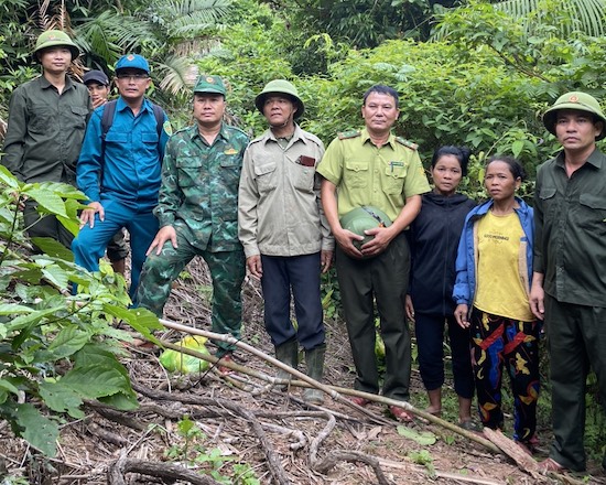 Lực lượng chức năng cùng người dân vào rừng tìm dấu vết hổ. Ảnh: Hạt kiểm lâm Quảng Ninh