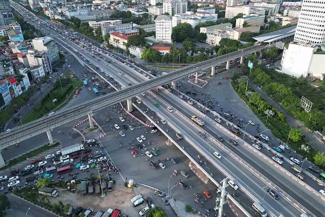 Nhiều năm qua, nút giao Mai Dịch là một trong những “điểm đen” ùn tắc của Hà Nội. Đây là nút giao trọng điểm của thành phố, tiếp nhận lưu lượng phương tiện lớn mỗi ngày. 