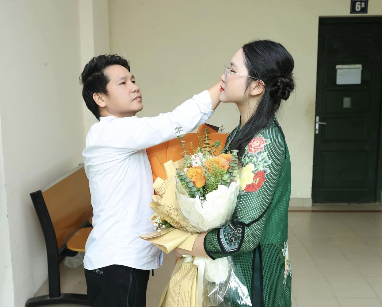 Ca sĩ Trọng Tấn xúc động và hồi hộp khi theo dõi con gái thi tốt nghiệp. Ảnh: Facebook nhân vật