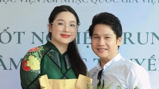 Ca sĩ Trọng Tấn và con gái. Ảnh: Facebook nhân vật