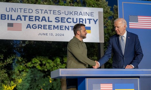 Tổng thống Mỹ Joe Biden và Tổng thống Ukraina Volodymyr Zelensky ký thỏa thuận an ninh ngày 13.6.2024. Ảnh: X Tổng thống Mỹ