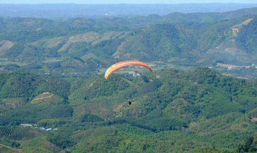 Bay dù lượn trên không là một bộ môn thể thao mạo hiểm tại Lâm Đồng.