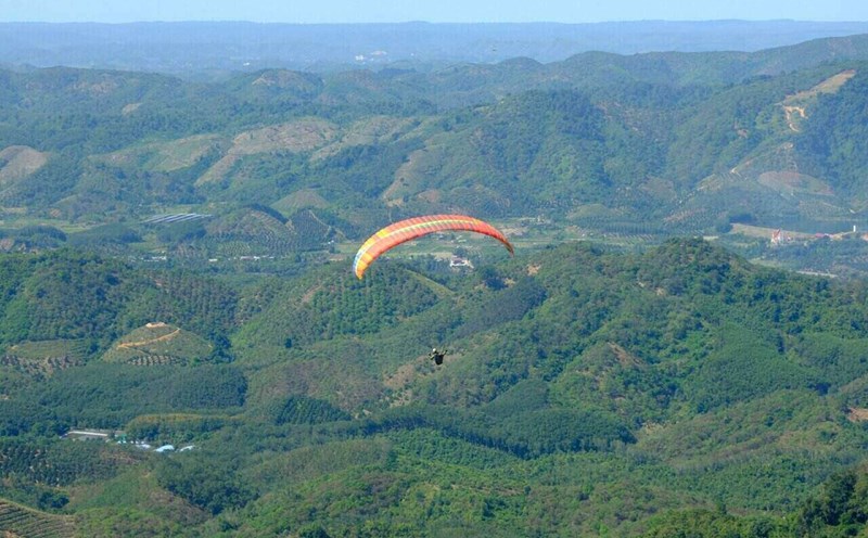 Bay dù lượn trên không là một bộ môn thể thao mạo hiểm tại Lâm Đồng.
