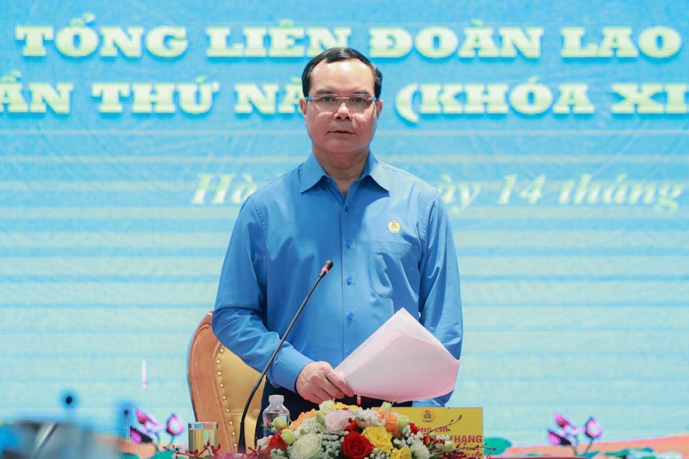 Ông Nguyễn Đình Khang - Ủy viên Trung ương Đảng, Chủ tịch Tổng LĐLĐVN khai mạc Hội nghị Đoàn Chủ tịch Tổng Liên đoàn lần thứ 5 (khóa XIII). Ảnh: Hải Nguyễn