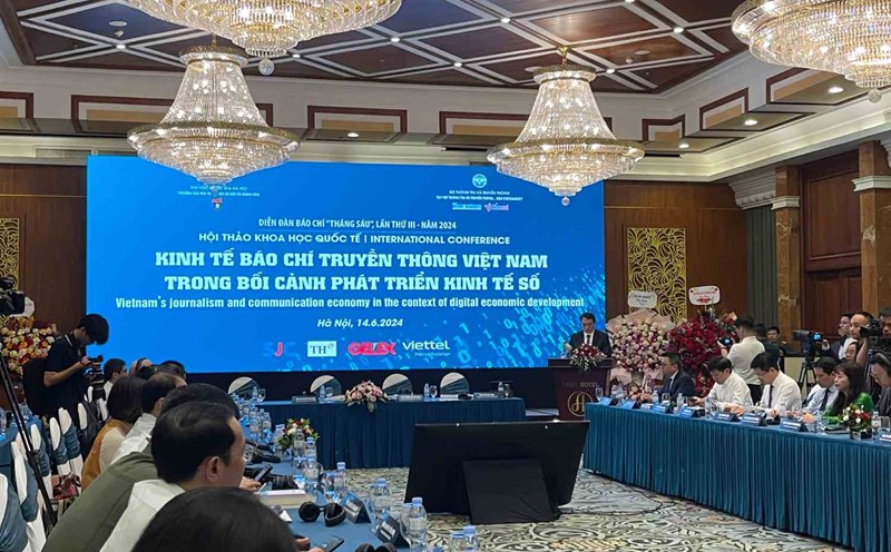 Thứ trưởng Bộ TTTT Nguyễn Huy Dũng phát biểu tại hội thảo. Ảnh: Khánh An