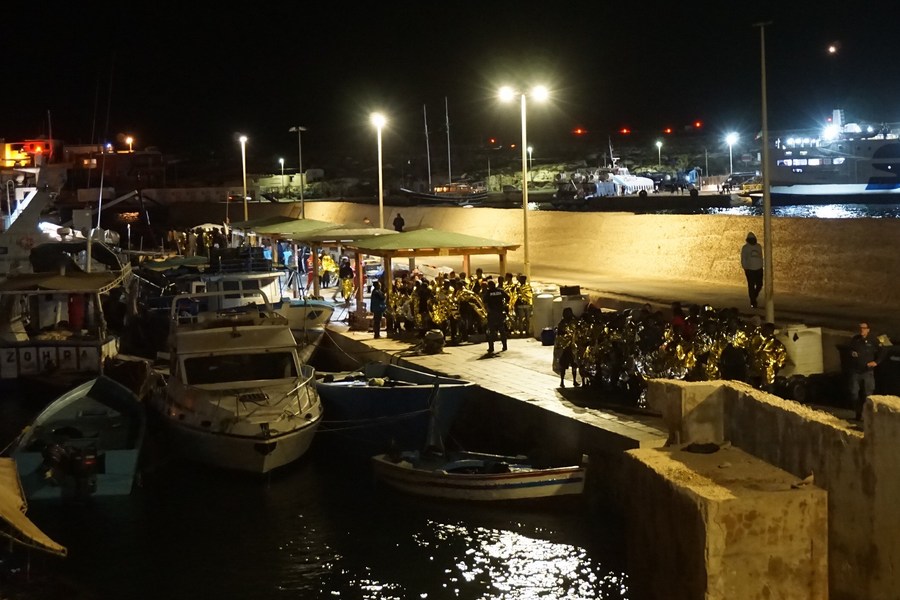 Người di cư đến đảo Lampedusa ở cực nam nước Italy ngày 20.11.2023. Ảnh: Xinhua