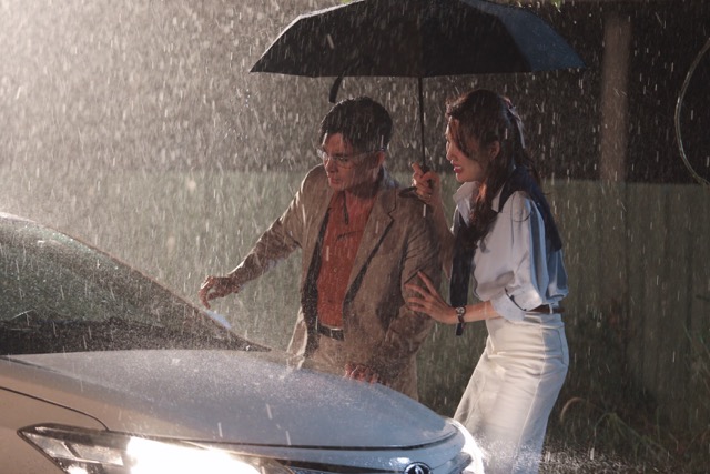 Jun Phạm và Thúy Ngân dầm mưa để quay phim. Ảnh: VieON